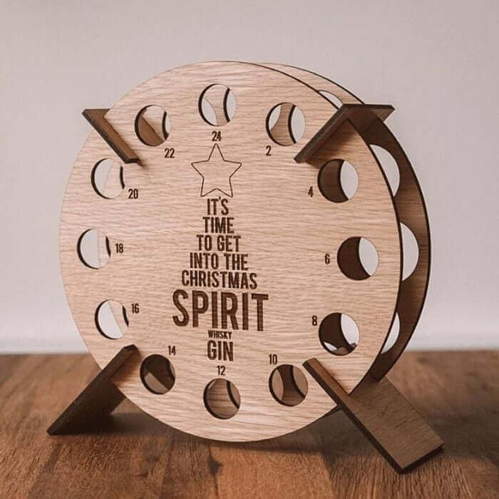 Vooraanzicht van een houten adventskalender met persoonlijke details