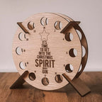 Vooraanzicht van een houten adventskalender met persoonlijke details