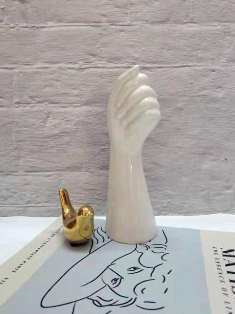 Glanzende keramische vaas in handvorm artistieke woondecoratie accent
