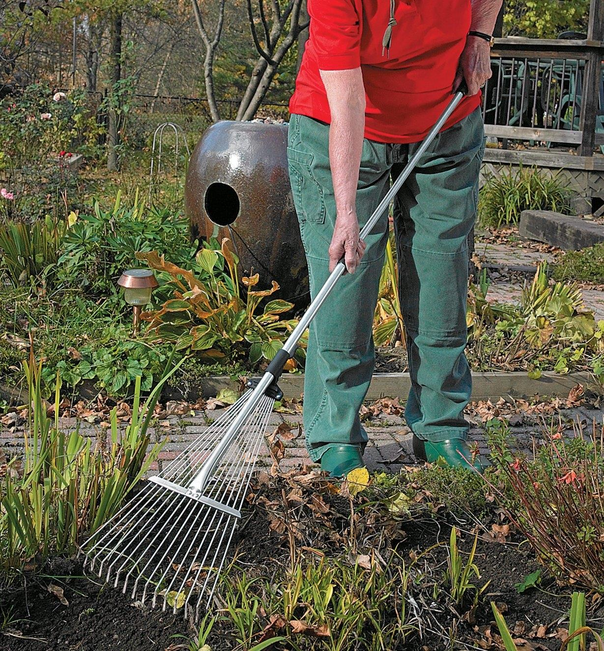 MultiRake™ - Retractable Leaf Rake