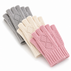 Detail van de geribde polsboorden van fingerloze handschoenen
