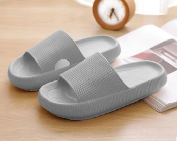 Zijaanzicht van een open teen huisslipper voor thuis