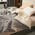 Zachte flanel-fleece knuffeldeken op een comfortabele bank
