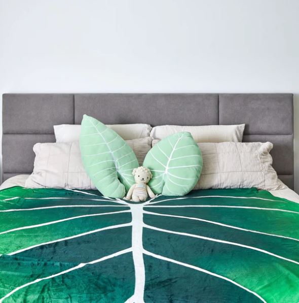 50% OFF | LeafyLuxe™ - Leaf-Shaped Fleece Blanket [Last Day Sale]