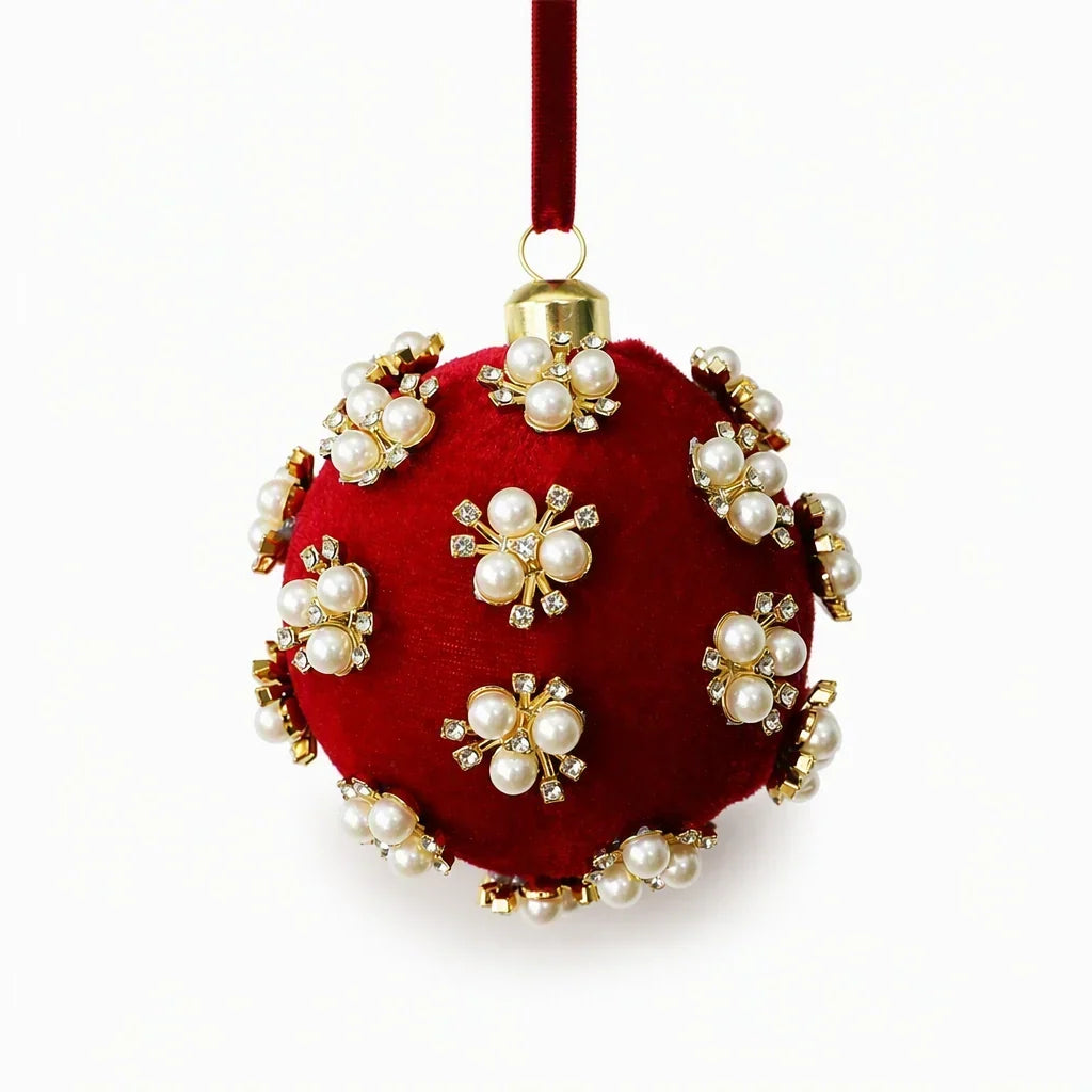 Kerstversiering met zachte kerstballen en een elegante glans