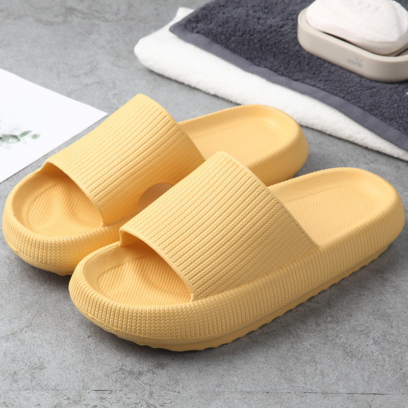 Detail van de open teen van een unisex huisslipper