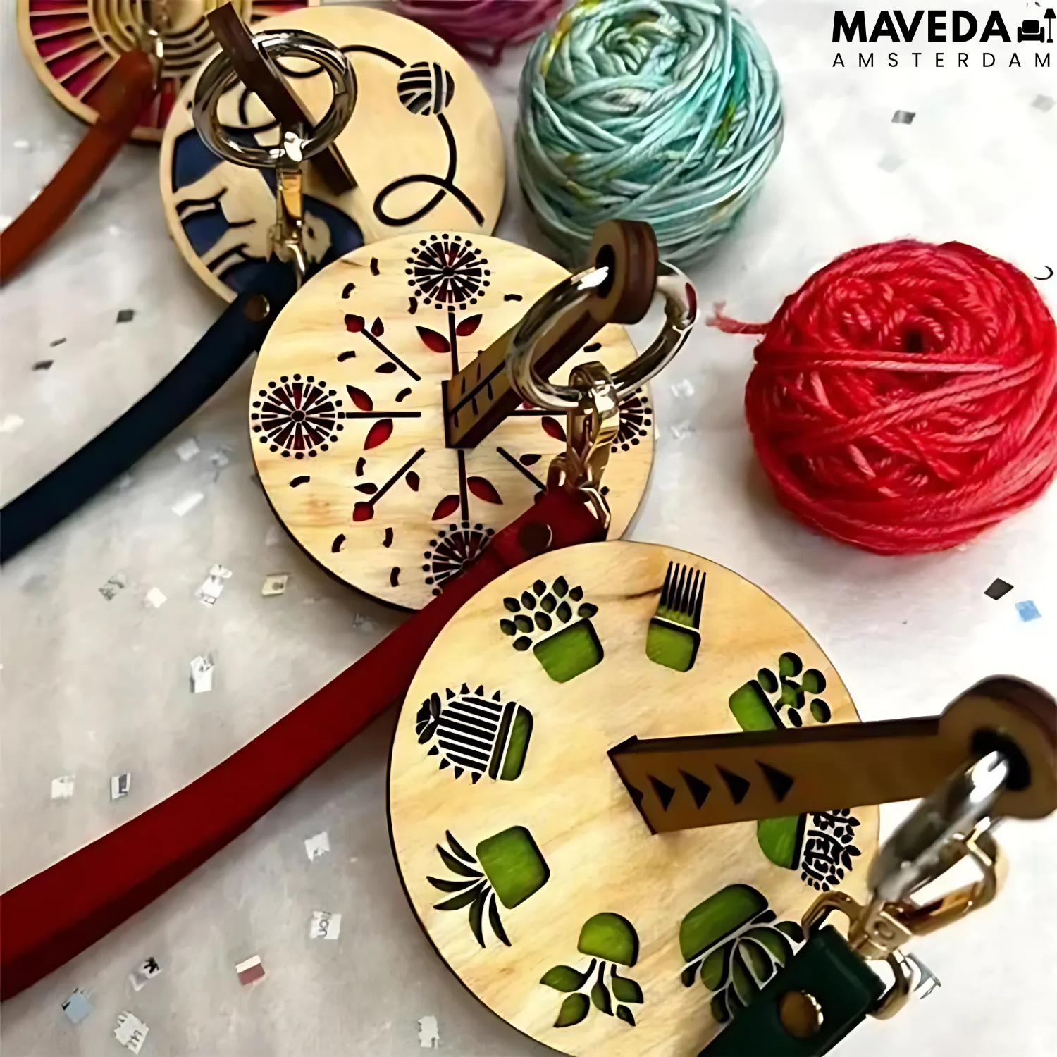 YarnMate™ - yarn always at hand when traveling