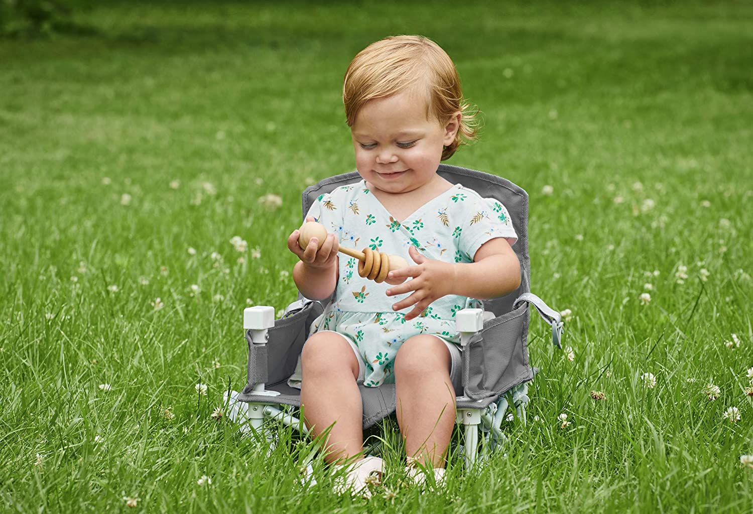 HuggleSeat - Portable high chair for home and on the go
