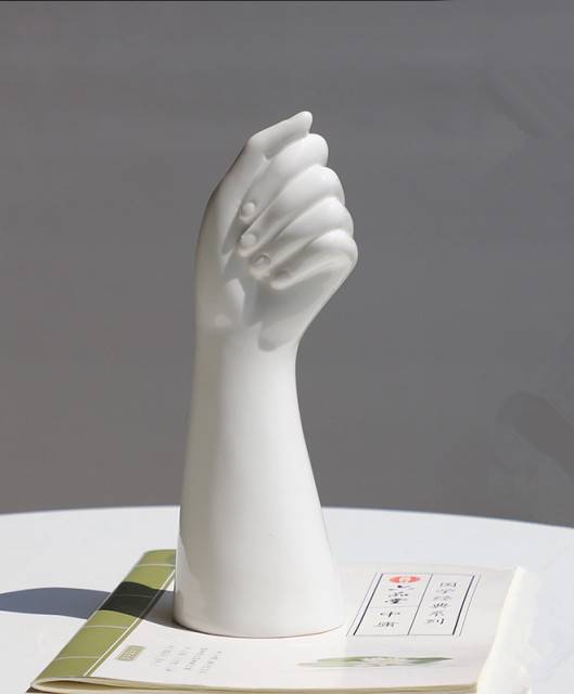 Glanzende keramische vaas in handvorm artistieke woondecoratie accent
