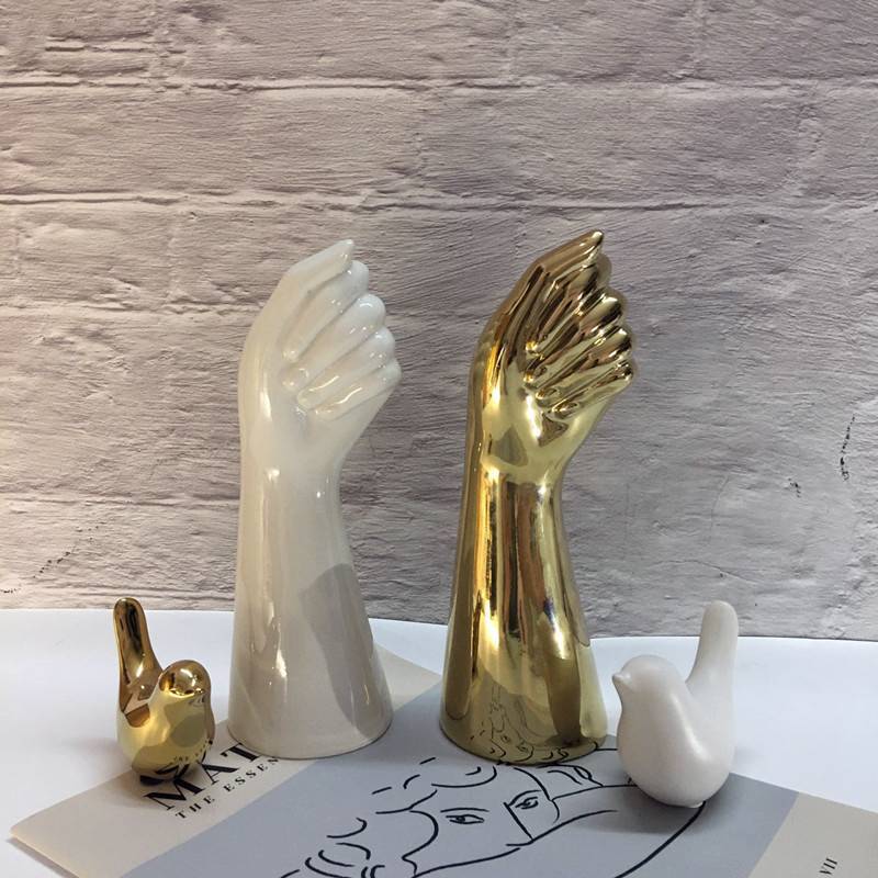 Glanzende keramische vaas in handvorm artistieke woondecoratie accent