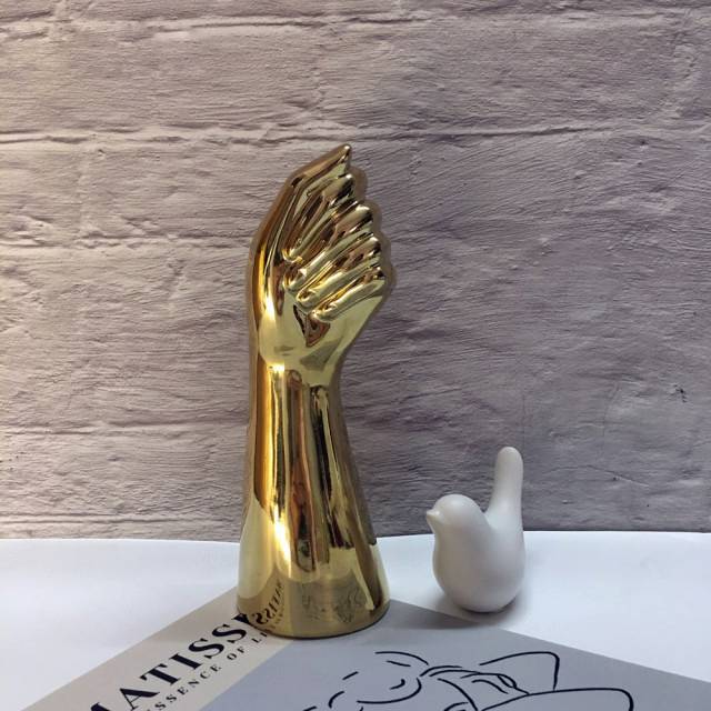 Glanzende keramische vaas in handvorm artistieke woondecoratie accent