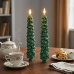 Kerstkaars met dennenboomvorm als sfeervolle interieurdecoratie