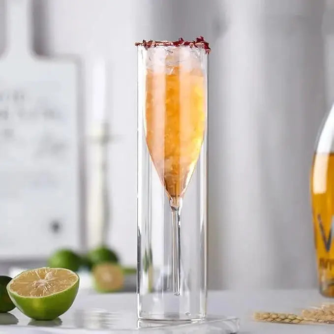 Detail van het elegante zwevende binnendesign in een champagneglas
