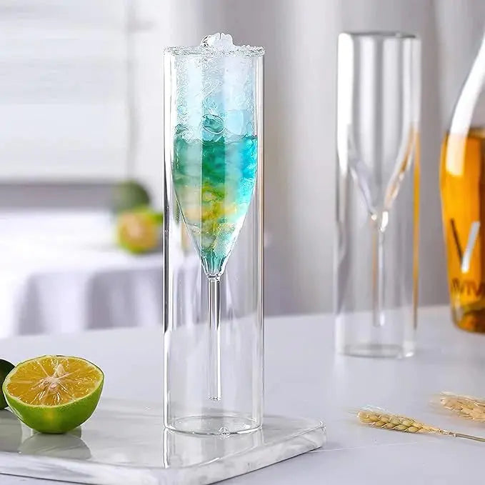 Champagneglazen op een feestelijk gedekte tafel