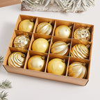 Gouden kerstballen met verschillende patronen en afwerkingen