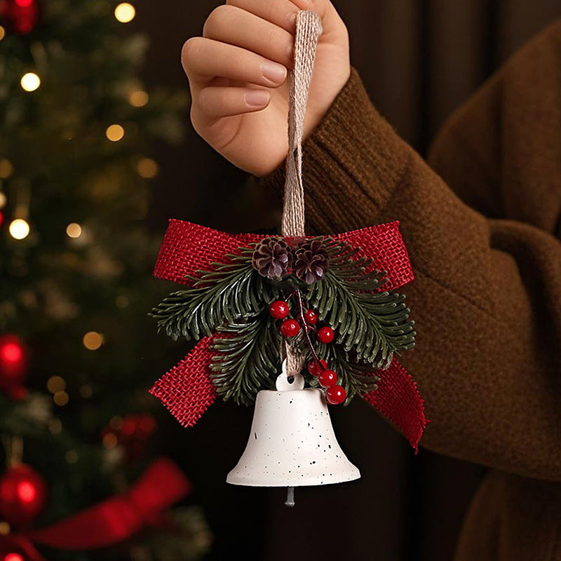 Sfeervolle hangende kerstversiering met bel en dennenappel