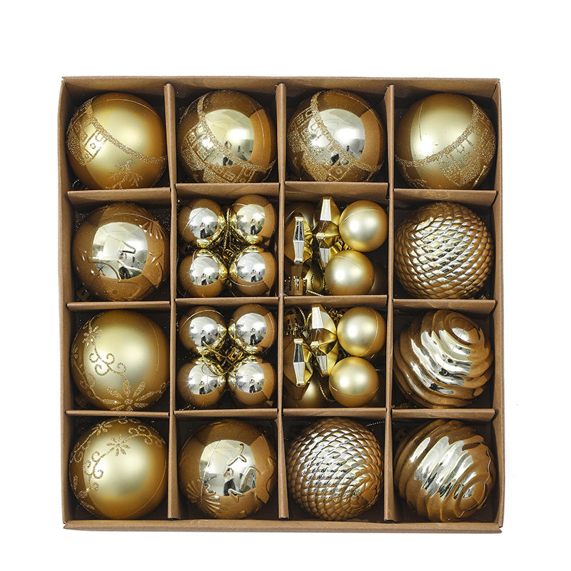 Glanzende rode kerstbal naast matte groene en witte kerstballen