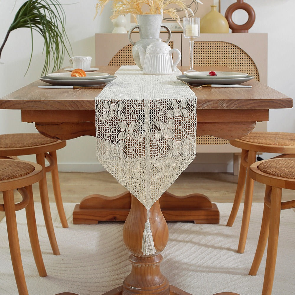 Katoenen tafelloper stijlvol gedrapeerd over een eettafel