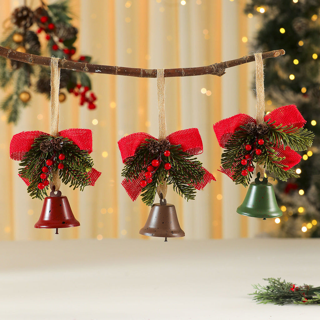 Hangende kerstdecoratie met een bel en rode strik