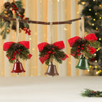 Hangende kerstdecoratie met een bel en rode strik