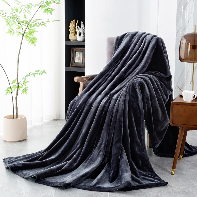 Zachte fleece deken uitgevouwen op een comfortabele bank