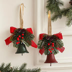 Kerstbel met dennenappeldecoratie als sfeervolle kerstversiering