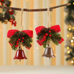 Rode strik aan een decoratieve kerstbel