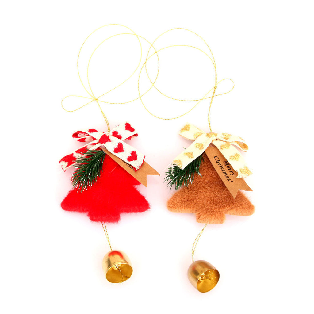 Kerstversiering met vilten kerstboom, bel en gouden details