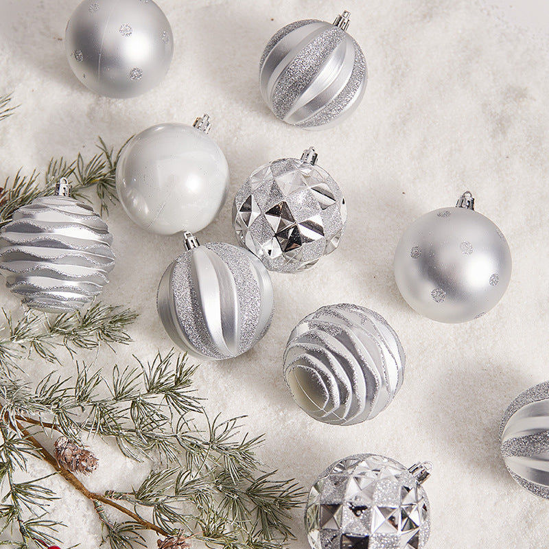 Close-up van een gouden kerstboombal met sierlijk design