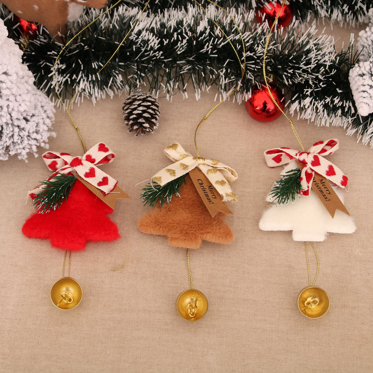 Feestelijke vilten hanger met kerstboomvorm en decoratieve bel