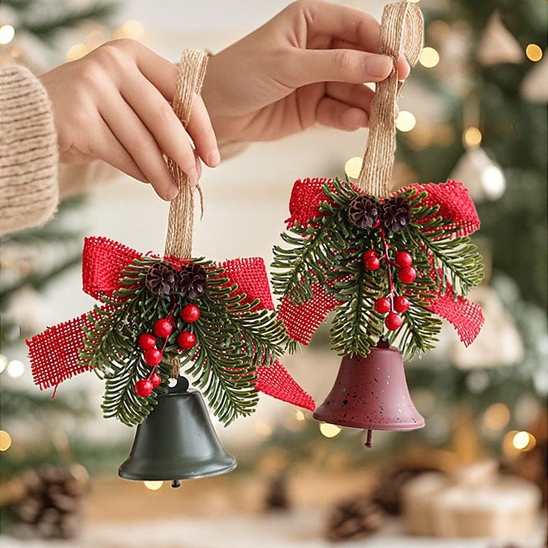 Detailopname van een kerstbel met natuurlijke dennenappel