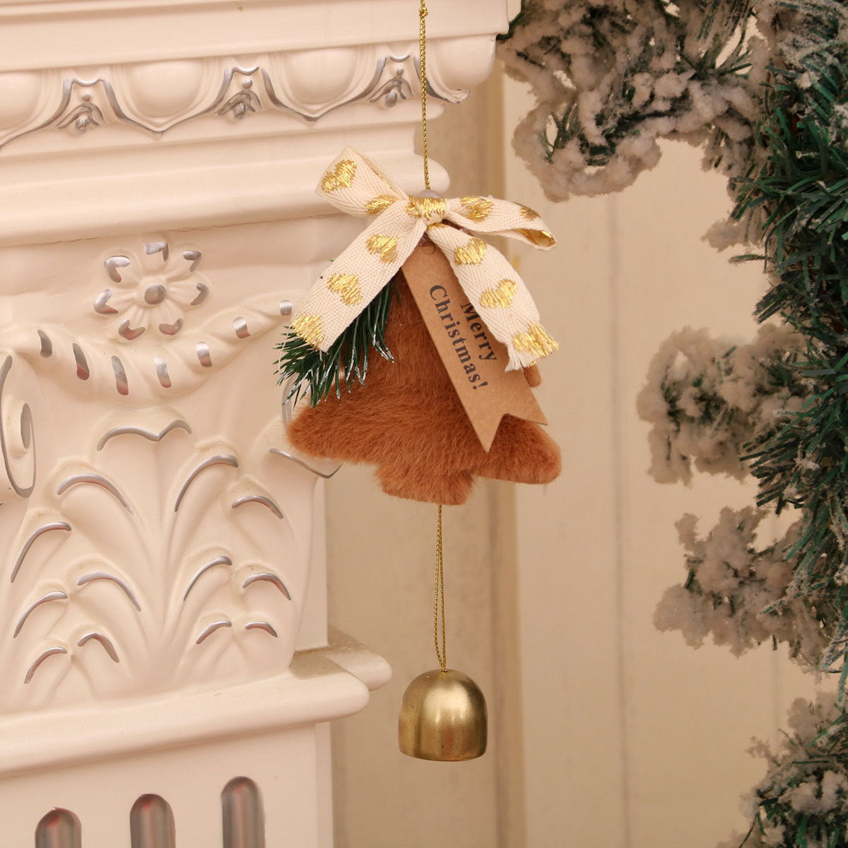 Kerstboomhanger van vilt met gouden details voor een rustiek interieur