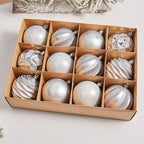 Kerstboom met gouden kerstboomballen als feestelijke decoratie