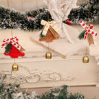 Rustieke kerstboomhanger met vilten kerstboom en gouden accenten