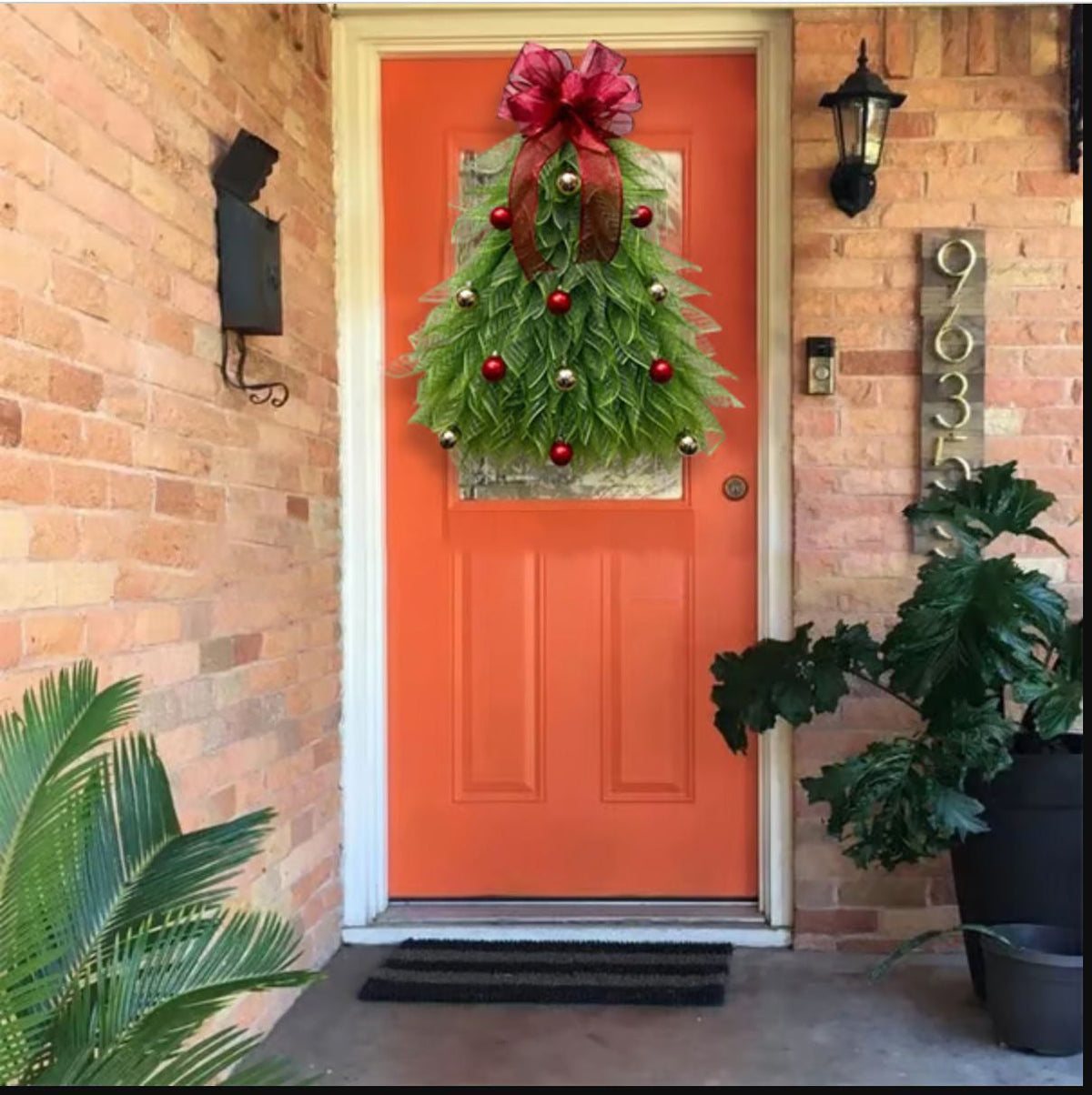 Rood-gouden kerstboom wanddecoratie voor een feestelijke sfeer