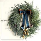 Ronde kunstgroene kerstkrans als feestelijke welkomstdecoratie