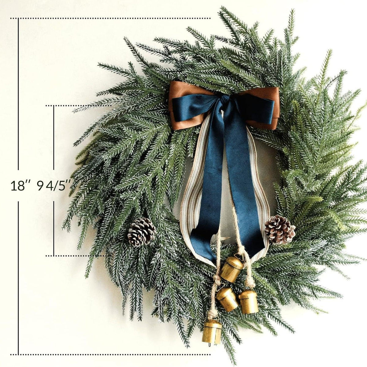 Ronde kunstgroene kerstkrans als feestelijke welkomstdecoratie