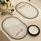 Decoratieve placemat met elegant patroon op een gedekte eettafel