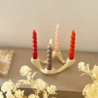 Close-up van de keramische structuur en vier kaarsopeningen
