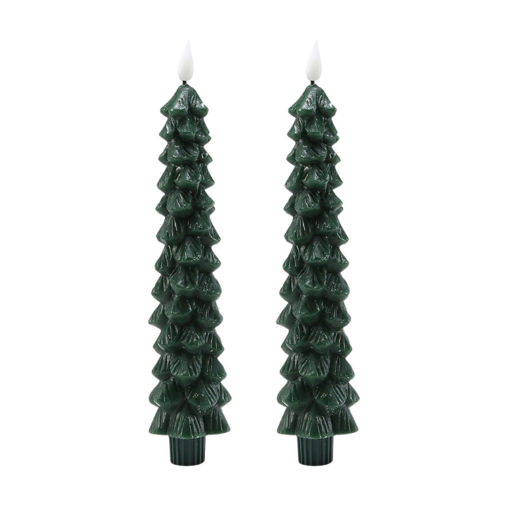 LED-kerstkaars naast andere kerstdecoratie in een sfeervol interieur