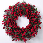 Kerstkrans van cipresgroen met rode bessen voor deurdecoratie