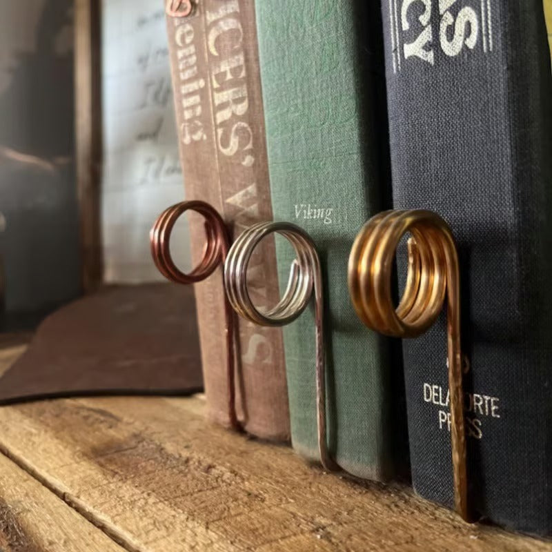 Strakke minimalistische metalen ring leeswijzer voor boekenliefhebbers