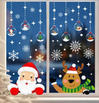 Decoratieve kerstmotieven die het raam feestelijk aankleden