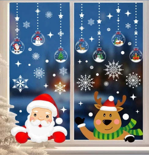 Decoratieve kerstmotieven die het raam feestelijk aankleden