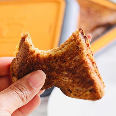 CrispiMate - The easiest way to bake toast golden brown in minutes