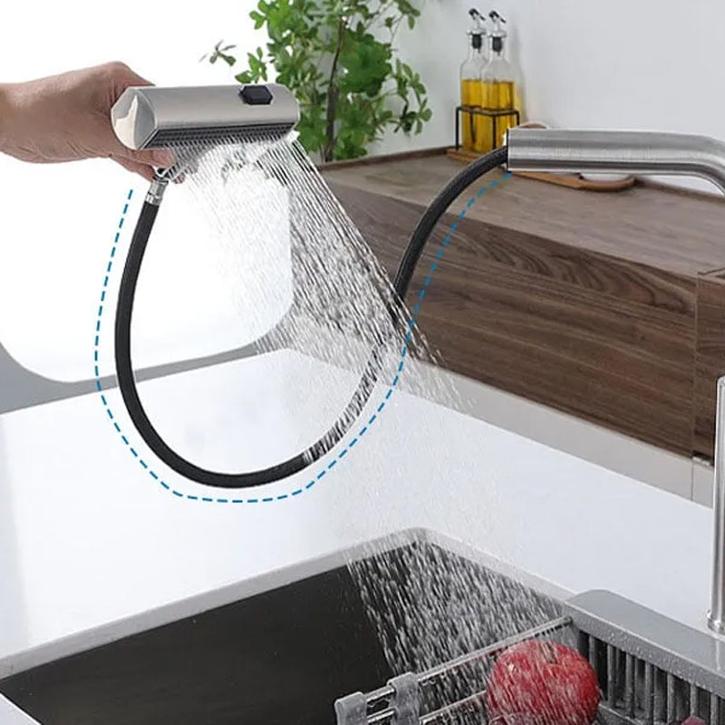 Waterstraal uit het kraanopzetstuk voor gecontroleerd afspoelen
