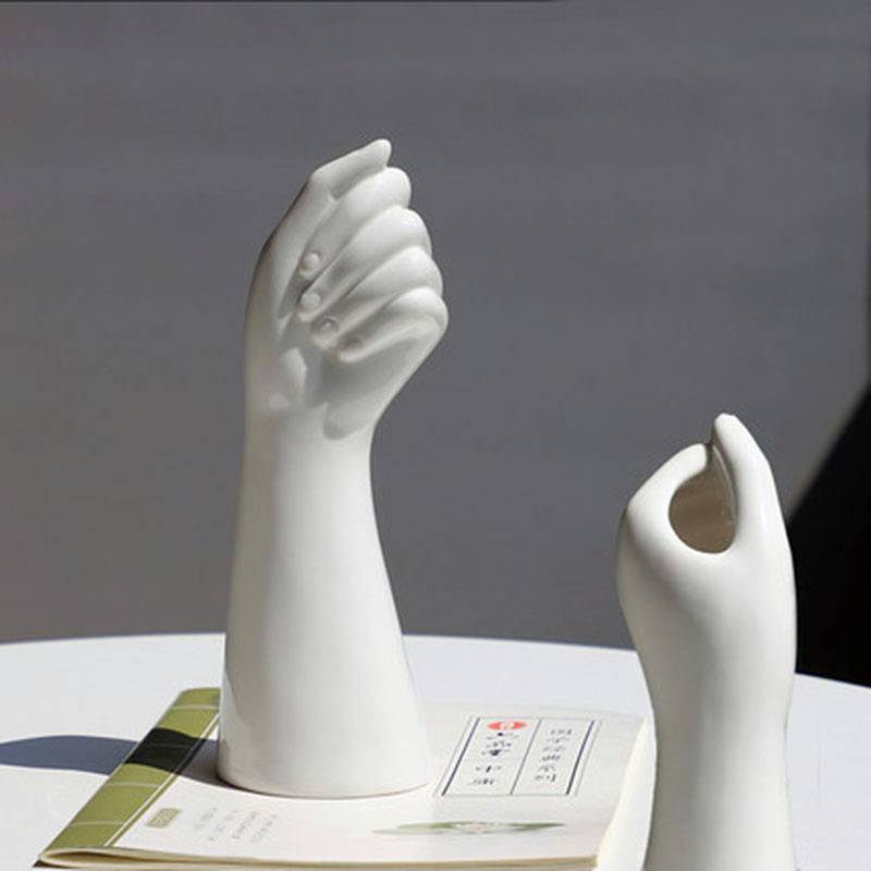 Glanzende keramische vaas in handvorm artistieke woondecoratie accent