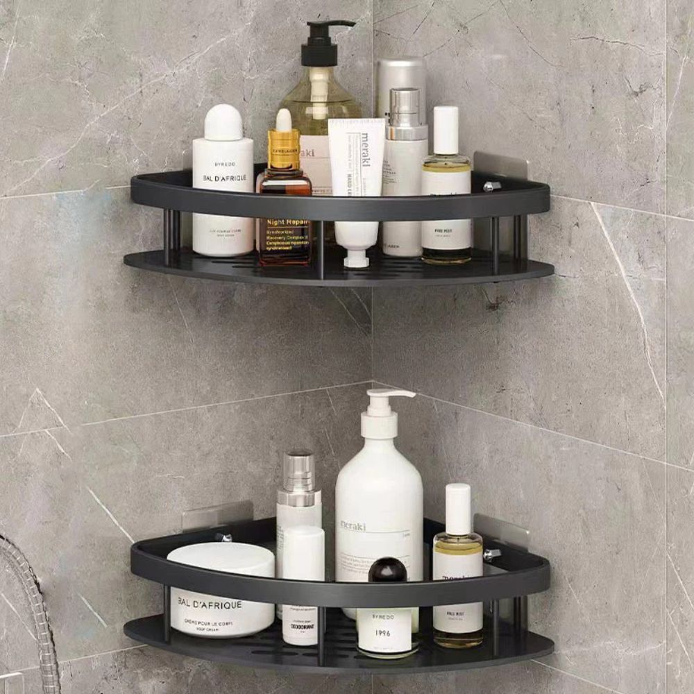 Zelfklevend douchehoekrek van aluminium in een nette douche
