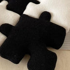 Puzzelvormig kussen als opvallend woonaccessoire