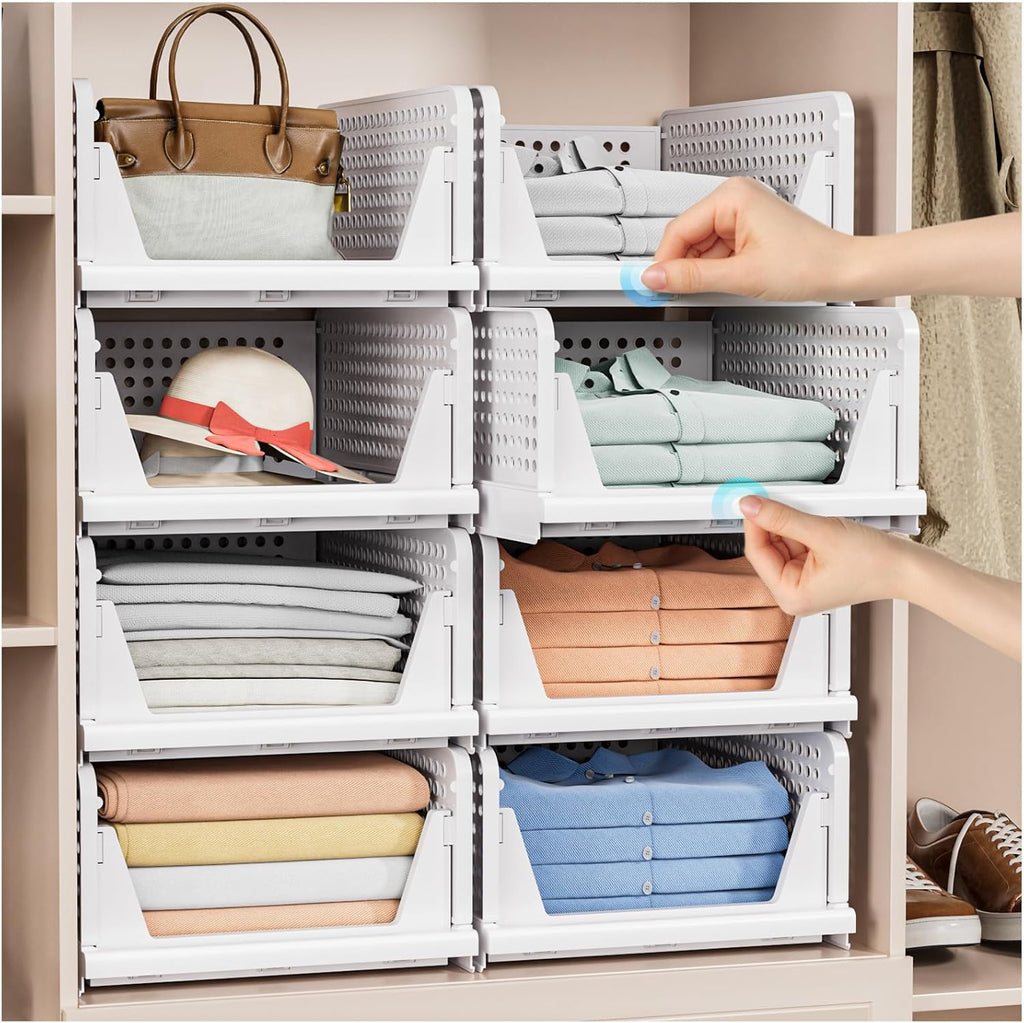 Opbergmanden in een kast met kleding en accessoires binnen handbereik